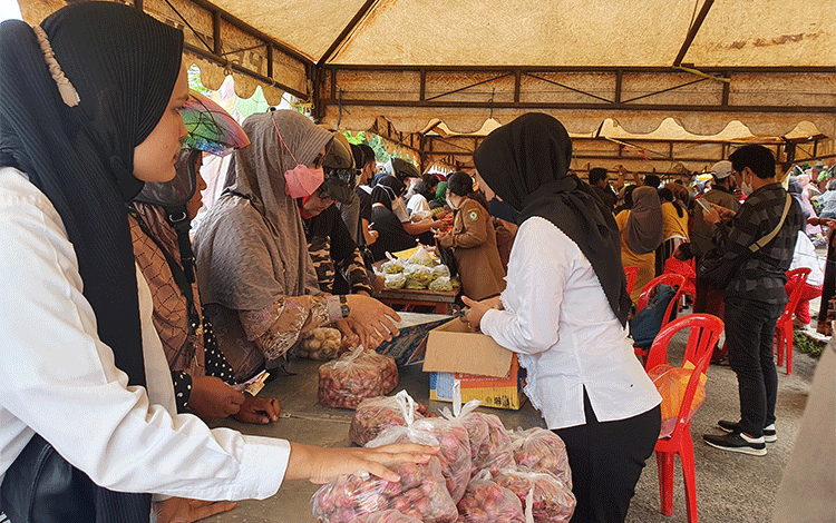 Masyarakat Antusias ke Pasar Murah Sampit