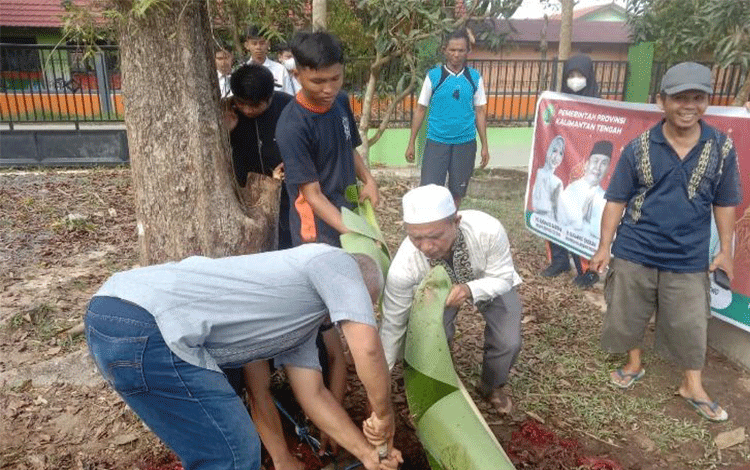 SMAN 3 Sampit Pererat Persaudaraan dengan Berbagi Daging Kurban