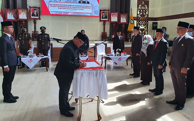 Di Antara 6 Pejabat Administrator yang Dilantik Halikin, Satu dari Kejari Kotim, kok Bisa?