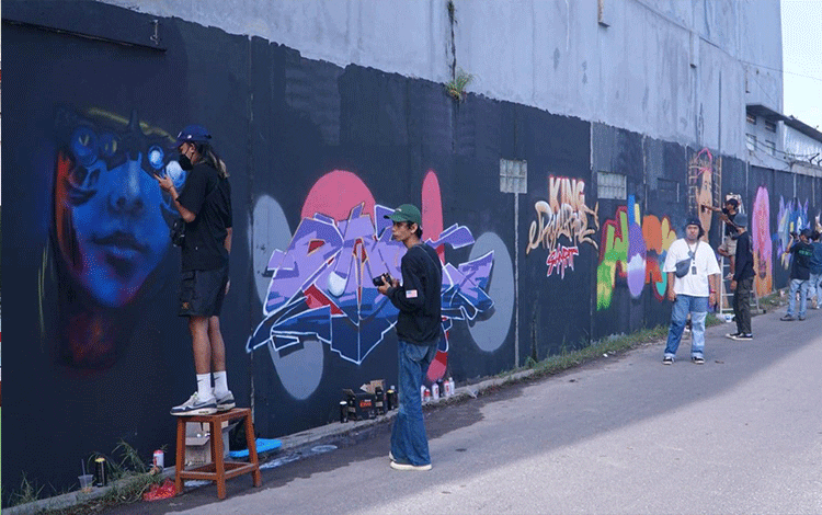 Keren! Remaja Sampit Unjuk Kreativitas Graffiti