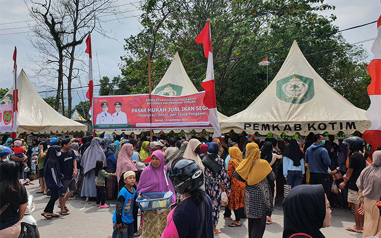 Masyarakat Serbu Pasar Murah di Taman Kota Sampit
