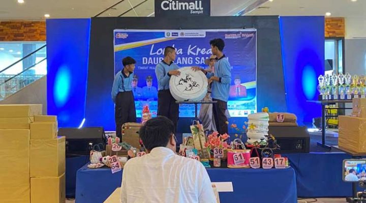 3 orang siswa SMPN 11 Sampit mempresentasikan kreasi daur ulang sampah dari ban dan untaian tali bekas di depan juri Joni Parwoto berbaju putih Minggu 23 Oktober 2022