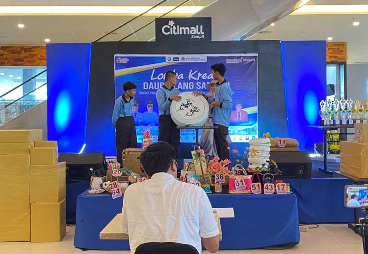 Bermodalkan Ban dan Tali Bekas, Siswa SMPN 11 Sampit Kreasikan 1 Set Meja Keren