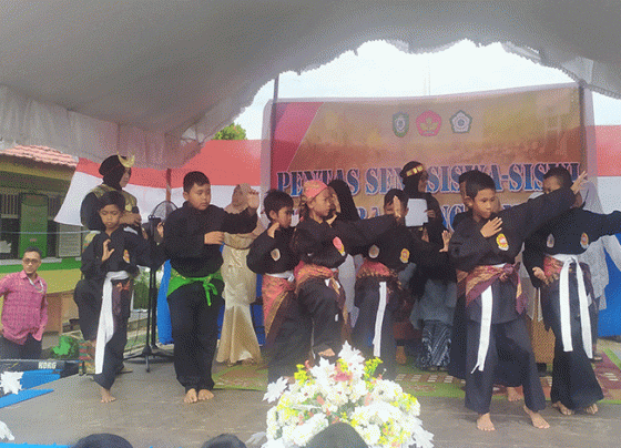 Aksi Pencak Silat Siswa SDN 1 Baamang Tengah pada Pagelaran Pentas Seni Kamis 27 Oktober 2022.