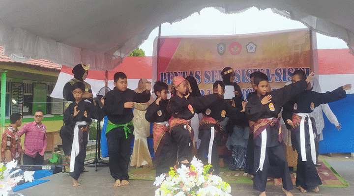 Aksi Pencak Silat Siswa SDN 1 Baamang Tengah pada Pagelaran Pentas Seni Kamis 27 Oktober 2022.