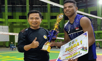 Anggota Komisi III DPRD Kotim Riskon Fabiansyah saat bemberikan piala penghargaan juara 1 bola voli kategori putra untuk SMKN 2 Sampit.