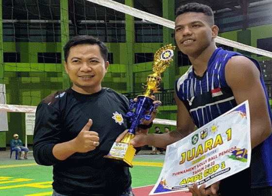 Anggota Komisi III DPRD Kotim Riskon Fabiansyah saat bemberikan piala penghargaan juara 1 bola voli kategori putra untuk SMKN 2 Sampit.