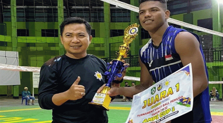 Anggota Komisi III DPRD Kotim Riskon Fabiansyah saat bemberikan piala penghargaan juara 1 bola voli kategori putra untuk SMKN 2 Sampit.