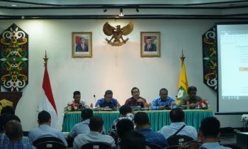 Asisten I Setda Kotim Diana Setiawan saat memimpin rapat dengar jawaban dari pihak management PT Buana Adhitama