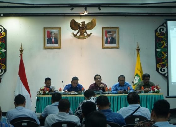 Asisten I Setda Kotim Diana Setiawan saat memimpin rapat dengar jawaban dari pihak management PT Buana Adhitama