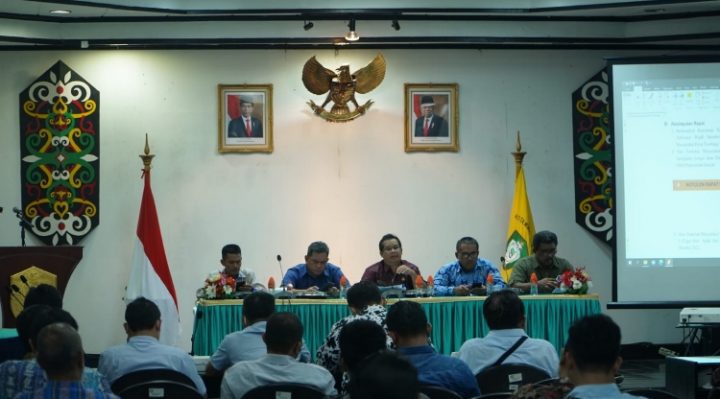 Asisten I Setda Kotim Diana Setiawan saat memimpin rapat dengar jawaban dari pihak management PT Buana Adhitama