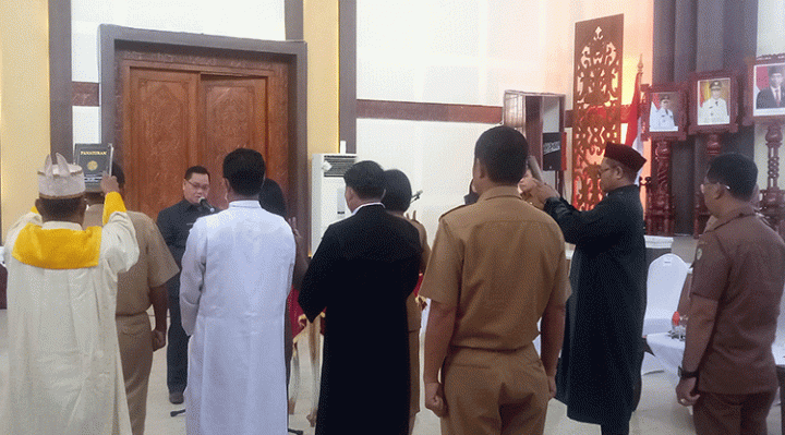 Bupati Kotawaringin Timur Halikinnor mengukuhkan 114 pejabat administrator di pengawas pemerintah daerah Senin 31 Oktober 2022.