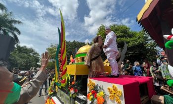 Bupati Kotim Halikinnor berada di atas Banama Tingang mewakilkan Kalteng dalam MTQ XXIX Nasional di Kalimantan Selatan Selasa 11 Oktober 2022