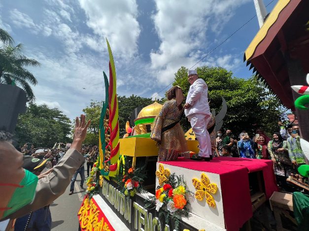 Mobil Hias Karya Kotim di Pawai Taaruf MTQ Nasional 2022 Tampil Memukau