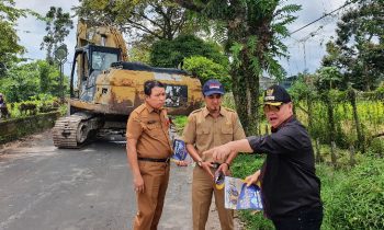 Bupati Kotim Halikinnor didampingi Sekda Kotim Fajurrahman dan Kepala Bidang Bima Marga Mentana saat melakukan pengecekan jalan