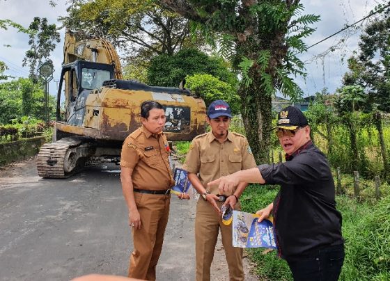 Bupati Kotim Halikinnor didampingi Sekda Kotim Fajurrahman dan Kepala Bidang Bima Marga Mentana saat melakukan pengecekan jalan