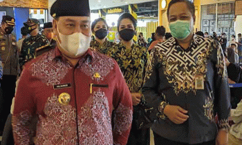 Bupati Kotim Halikinnor kiri dan Kadis Kesehatan Kotim Umar Kaderi.