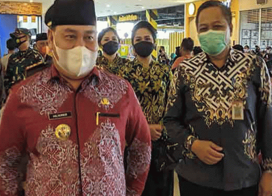 Bupati Kotim Halikinnor kiri dan Kadis Kesehatan Kotim Umar Kaderi.