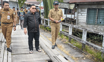Bupati Kotim Halikinnor meninjau jembatan di Jalan Iskandar Kecamatan Mentawa Baru Ketapang Sampit.