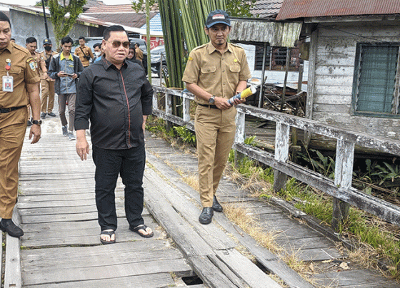 Bupati Kotim Halikinnor meninjau jembatan di Jalan Iskandar Kecamatan Mentawa Baru Ketapang Sampit.
