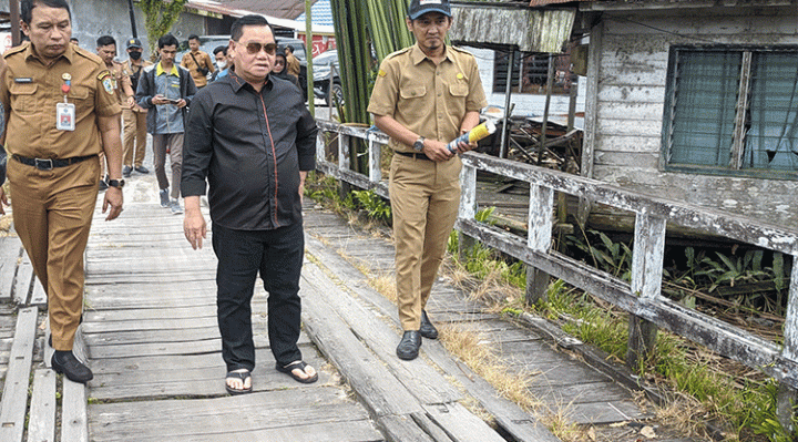 Bupati Kotim Halikinnor meninjau jembatan di Jalan Iskandar Kecamatan Mentawa Baru Ketapang Sampit.