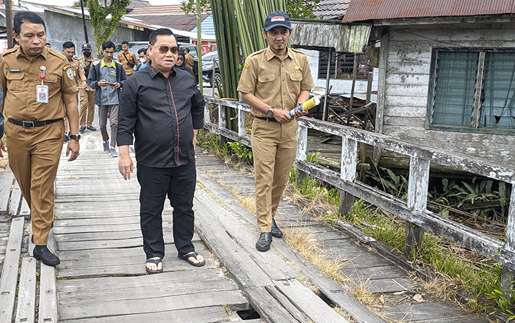 Tinjau Jembatan Iskandar Sampit yang Kondisinya Sudah Tua, Ini Respon Halikin