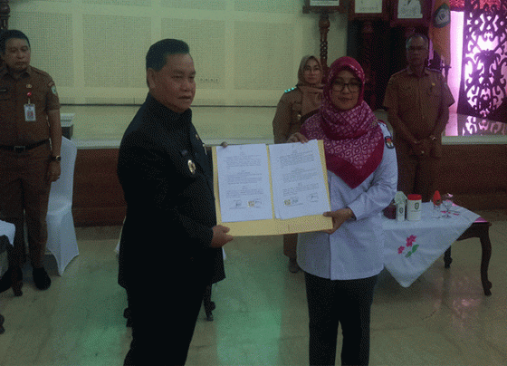 Bupati Kotim Halikinnor menunjukkan MoU dana hibah bersama Ketua KPU Kotim Siti Fathonah Senin 31 Oktober 2022.