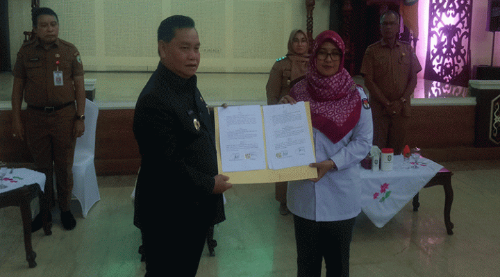 Bupati Kotim Halikinnor menunjukkan MoU dana hibah bersama Ketua KPU Kotim Siti Fathonah Senin 31 Oktober 2022.