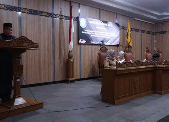 Bupati Kotim Halikinnor menyampaikan pidato pengantar pada paripurna DPRD Kotim Senin 17 Oktober 2022.