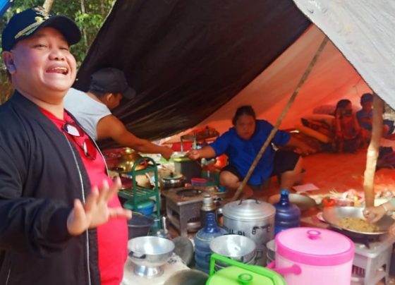 Bupati Kotim Halikinnor saat berada di lokasi dapur umum bagi korban banjir di Desa Hanjalipan Kecamatan Kota Besi Sabtu 22 Oktober 2022