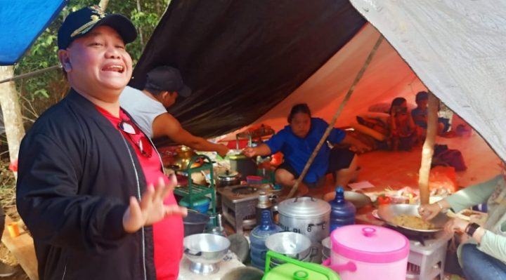 Bupati Kotim Halikinnor saat berada di lokasi dapur umum bagi korban banjir di Desa Hanjalipan Kecamatan Kota Besi Sabtu 22 Oktober 2022