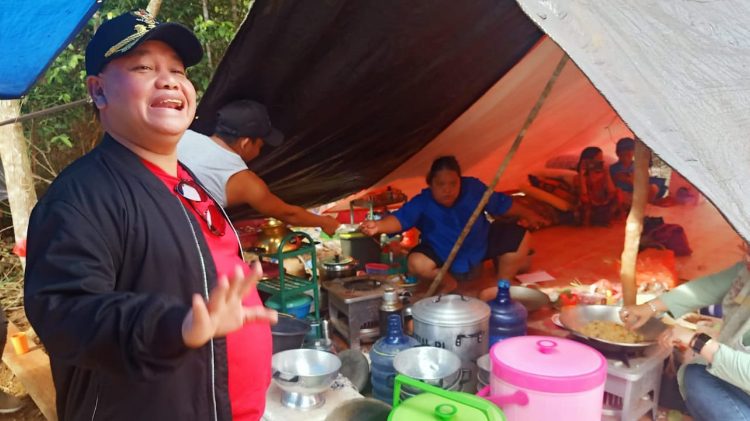 Pemkab Kotim Bangun Dapur Umum untuk 50 Orang Pengungsi Banjir di Desa Hanjalipan