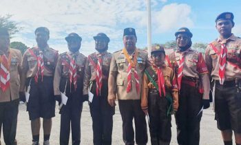 Bupati Kotim Halikinnor saat berfoto bersama pelajar usai tampil dalam Apel Besar Pramuka Jumat 14 Oktober 2022.