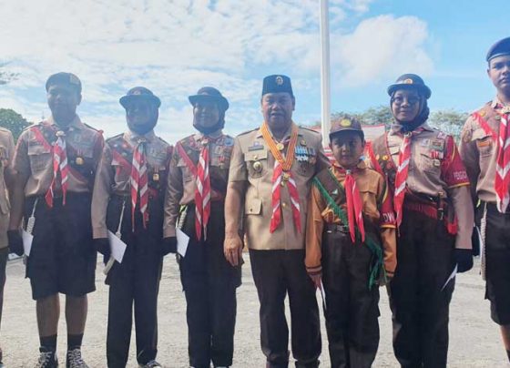 Bupati Kotim Halikinnor saat berfoto bersama pelajar usai tampil dalam Apel Besar Pramuka Jumat 14 Oktober 2022.