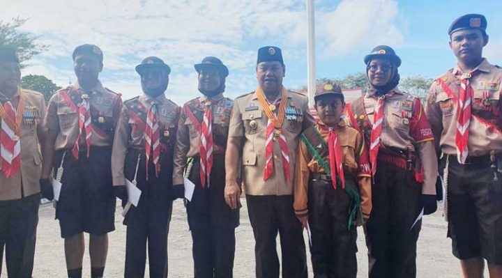 Bupati Kotim Halikinnor saat berfoto bersama pelajar usai tampil dalam Apel Besar Pramuka Jumat 14 Oktober 2022.