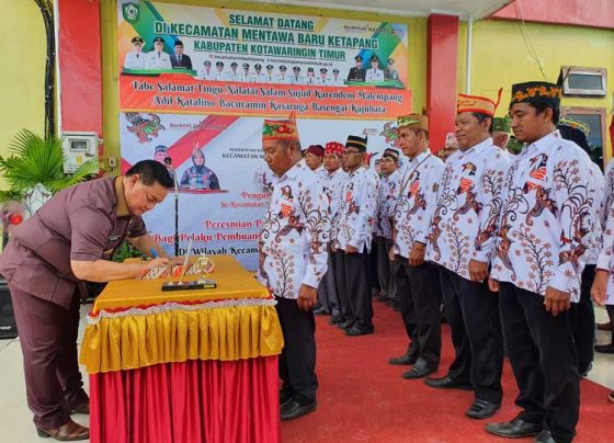 Bupati Kotim Halikinnor saat melantik mantir adat se Kecamatan MB Ketapang