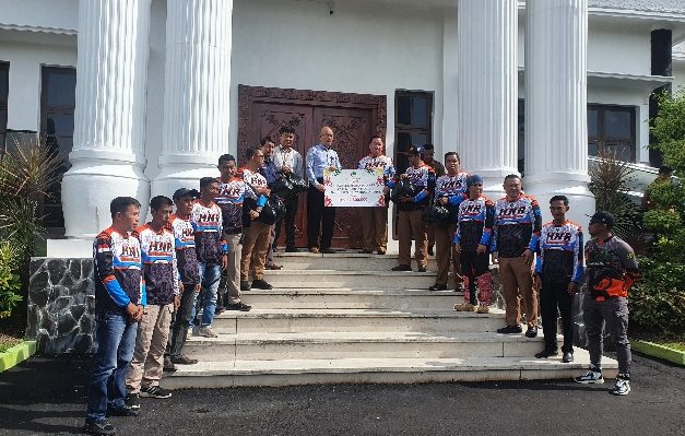 Bupati Kotim Halikinnor saat menerima bantuan CSR Bank Kalteng