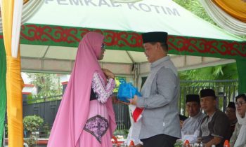 Bupati Kotim Halikinnor saat menerima bingkisan dari peserta pawai taaruf Peringatan Maulid Nabi Muhammad SAW Sampit Sabtu 8 Oktober 2022