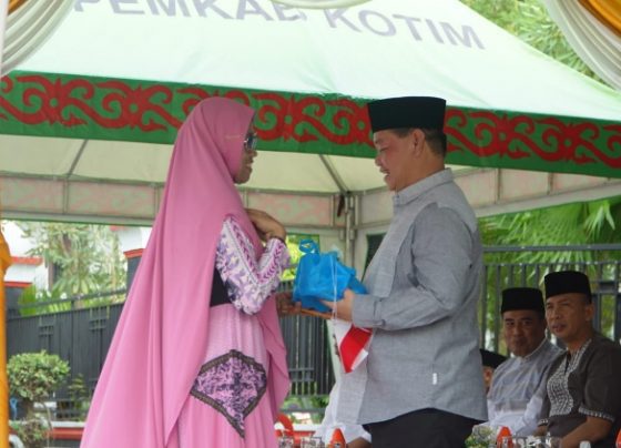 Bupati Kotim Halikinnor saat menerima bingkisan dari peserta pawai taaruf Peringatan Maulid Nabi Muhammad SAW Sampit Sabtu 8 Oktober 2022