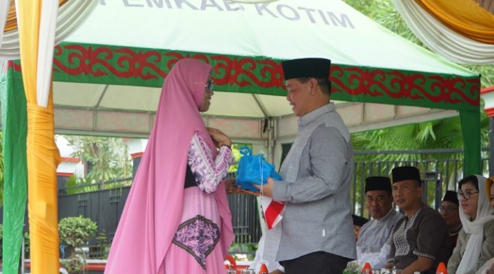 Bupati Kotim Halikinnor saat menerima bingkisan dari peserta pawai taaruf Peringatan Maulid Nabi Muhammad SAW Sampit Sabtu 8 Oktober 2022