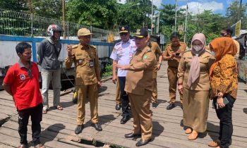 Bupati Kotim Halikinnor saat meninjau dermaga feri penyeberangan bersama Wakil Bupati Kotim Irawati Camat Seranau Dedy Purwanto Kepala Dinas Perhubunga Kotim Johny Tangkere Senin 10 Oktober 2022. 1