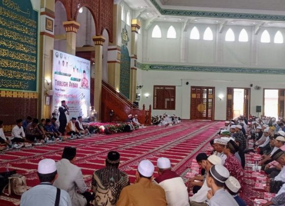 Bupati Kotim Halikinnor saat menyampaikan sambutan saat Tablik Akbar Ustaz Fikri Haikal Zainuddin MZ