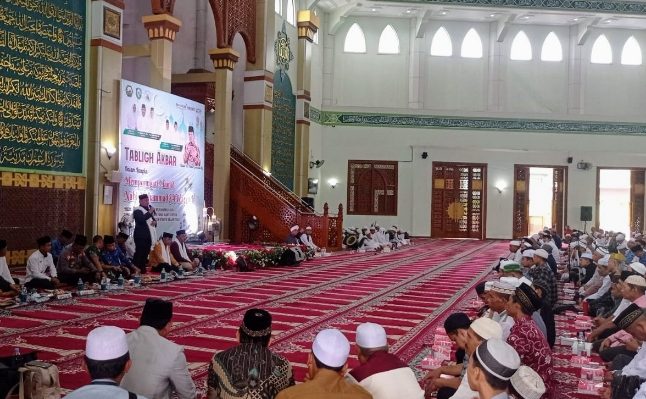 Bupati Kotim Halikinnor saat menyampaikan sambutan saat Tablik Akbar Ustaz Fikri Haikal Zainuddin MZ