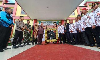 Bupati Kotim Halikinnor saat meresmikan sanksi adat dan disaksikan oleh Polsek MB Ketapang Kodim 1015 Sampit damang mantir adat dan tamu undangan
