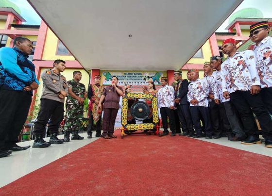 Bupati Kotim Halikinnor saat meresmikan sanksi adat dan disaksikan oleh Polsek MB Ketapang Kodim 1015 Sampit damang mantir adat dan tamu undangan