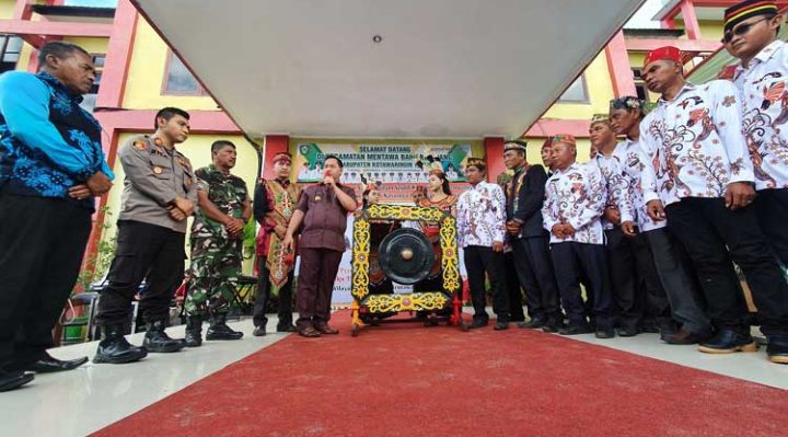 Bupati Kotim Halikinnor saat meresmikan sanksi adat dan disaksikan oleh Polsek MB Ketapang Kodim 1015 Sampit damang mantir adat dan tamu undangan