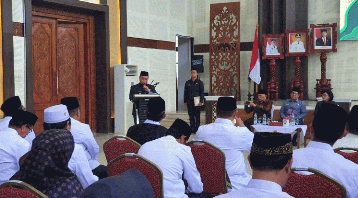 Bupati Kotim Halikinnor saat sambutan pada pelantikan dewan hakim dan juri MTQ dan Qasidah di rumah jabatan Bupati Kotim Sabtu 29 Oktober 2022.