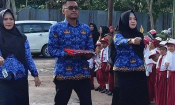 Dewan Guru di SDN 1 Baamang Tengah menjadi petugas upacara pada peringatan Hari Sumpah Pemuda ke 94 Jumat 28 Oktober 2022.