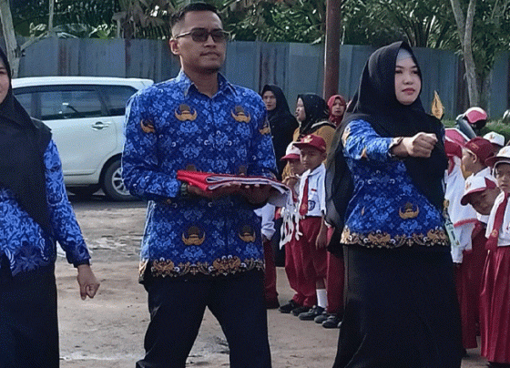 Dewan Guru di SDN 1 Baamang Tengah menjadi petugas upacara pada peringatan Hari Sumpah Pemuda ke 94 Jumat 28 Oktober 2022.