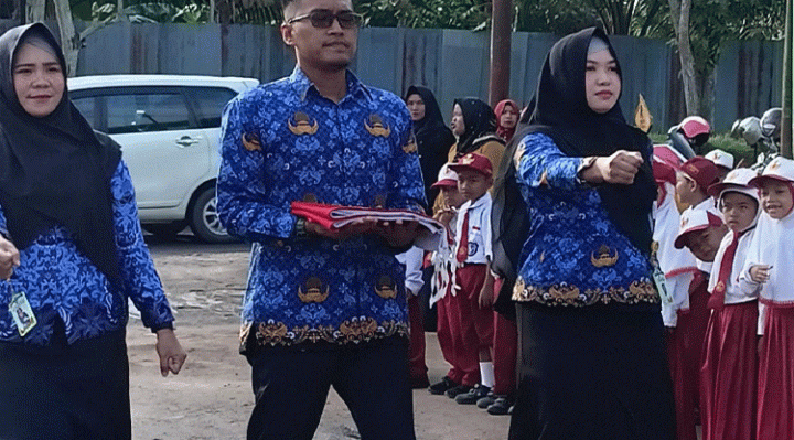 Dewan Guru di SDN 1 Baamang Tengah menjadi petugas upacara pada peringatan Hari Sumpah Pemuda ke 94 Jumat 28 Oktober 2022.